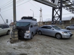 В Якутске водитель врезался в опору теплотрассы и наехал на другую машину - NewsYkt.Ru