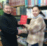 Общественный инспектор Томпонского района вручил Красную книгу РС(Я) библиотеке села Кэскил - Министерство охраны природы РС(Я)