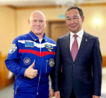 Космонавт Олег Артемьев передал Айсену Николаеву телеграммы якутян с более чем полувековой историей