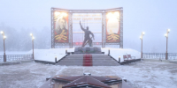 Глава Якутии возложил цветы к памятнику Герою Советского Союза Федору Попову - ИА SakhaTime