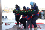 В Якутске общественность возложила цветы к памятнику Роману Дмитриеву