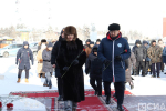 В Якутске общественность возложила цветы к памятнику Роману Дмитриеву