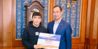 Айсен Николаев вручил денежные сертификаты чемпиону Европы Льву Павлову - ГТРК Саха