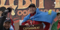 Евгений Григорьев вручил ключи от автомобиля победителю Игр Дыгына-2025 Борису Сдвижкову - Якутия.Инфо