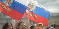 В Якутске развернут российский триколор в честь Дня Государственного флага - Комсомольская Правда