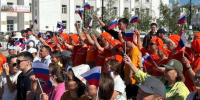 Волонтёры Якутии организовали раздачу ленточек и флажков ко Дню государственного флага РФ - ГТРК Саха