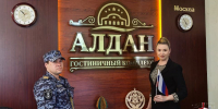 В Алдане сотрудники Росгвардии поздравили жителей с Днем Государственного флага РФ - Росгвардия
