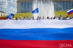 Огромный российский флаг развернули в центре Якутска