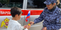 В Нерюнгри росгвардейцы вручили горожанам флажки с триколором - Росгвардия