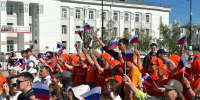 Волонтеры Якутии раздают ленточки и флажки в цветах триколора - Якутское-Cаха ИА