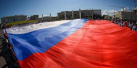 В Якутске развернули самый большой флаг России на Дальнем Востоке - ГТРК Саха