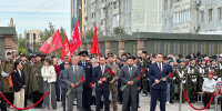 В Якутске в День 80-летия окончания Второй мировой войны возложили цветы к мемориалу «Солдат Туймаады» - ИА SakhaTime