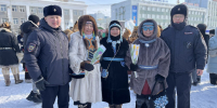 Якутские полицейские поздравили народных мастериц с наступающим 8 Марта - Якутское-Cаха ИА