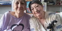 Верующих не имевших возможности посетить храм поздравили на дому с Пасхой - Якутская и Ленская епархия